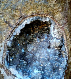 宝石生长在什么土质里