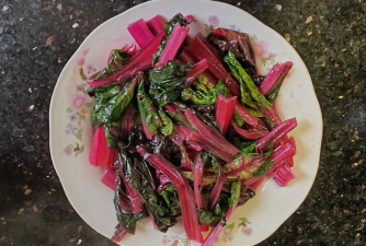 甜菜炒出来是什么颜色了