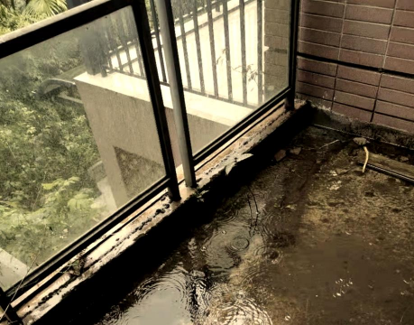 养花 阳台积水