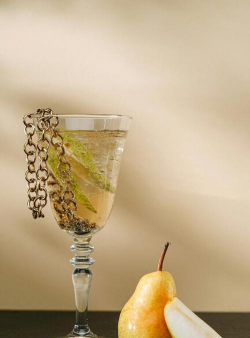 酒杯放水果为什么