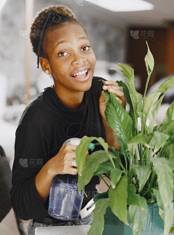非洲姑娘养花