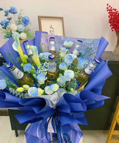蓝色酒瓶配什么花