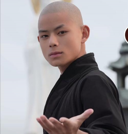 玫瑰花怎么养才不会枯萎，掌握浇水施肥技巧，轻松延长花期