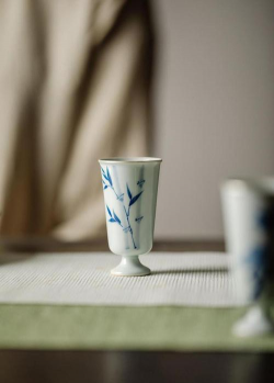 养花用的高脚杯