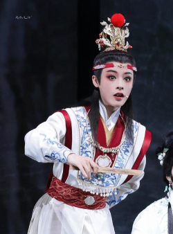 太子假扮家丁养花