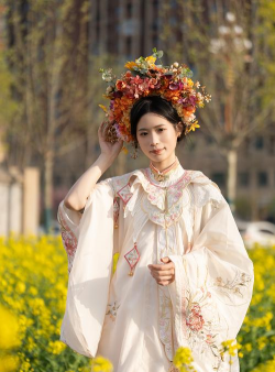 玫瑰花怎么养才不会枯萎，掌握浇水施肥技巧，轻松延长花期