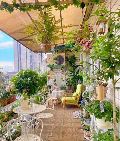 奶油风阳台养花