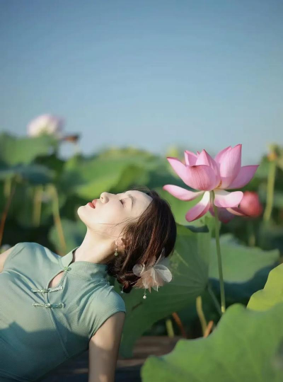 美人爱养花 美人爱养花