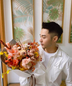 喜欢养花的男生，性格温和细腻，生活充满情趣