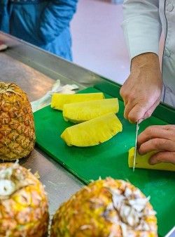菠萝怎么削皮，菠萝去皮最简单的方法
