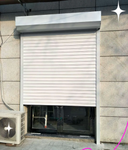 红色花卉，点亮家居氛围，增添生活色彩